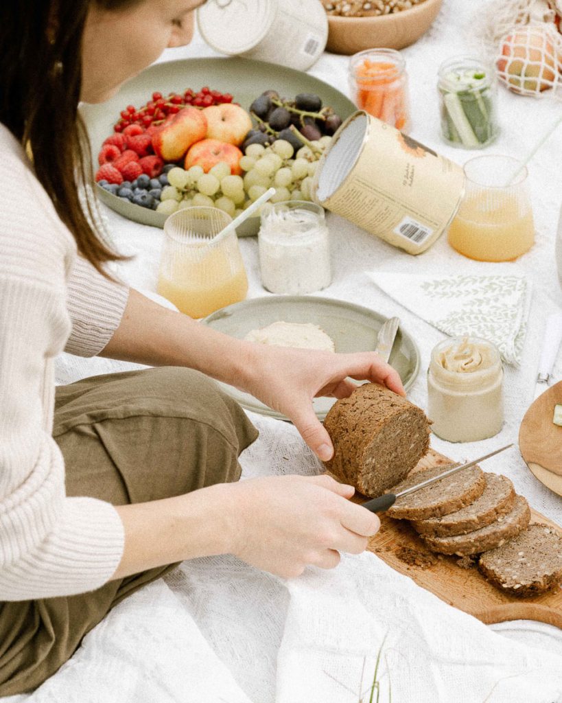 Picknicksituation mit Brot von Deisers'. Brand Identity - Verpackungsdesign Details für 10 Jahre haltbares Dosenbrot